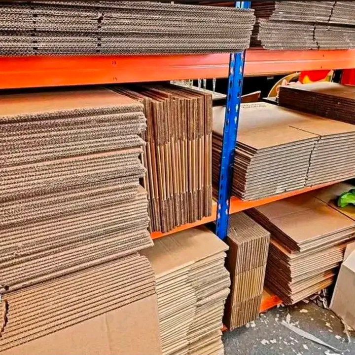 Cartons d'emballage neufs et vides