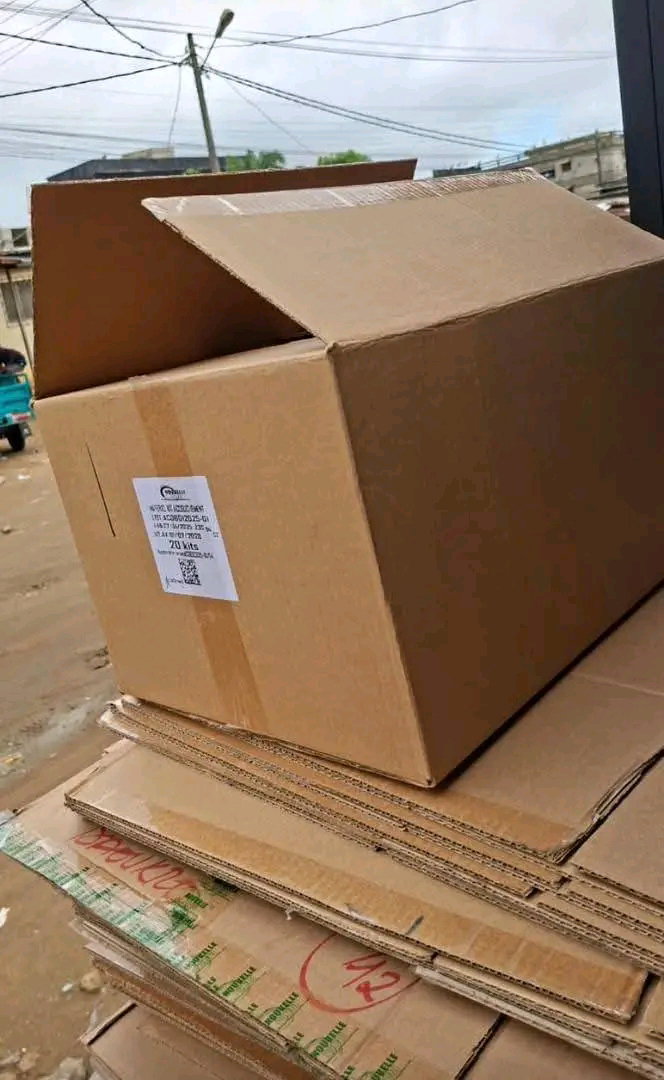Cartons d'emballage neufs et vides
