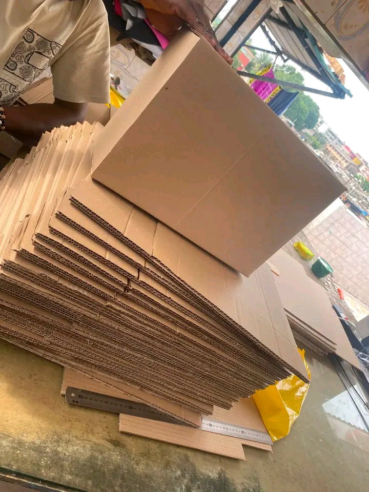 Cartons d'emballage neufs et vides