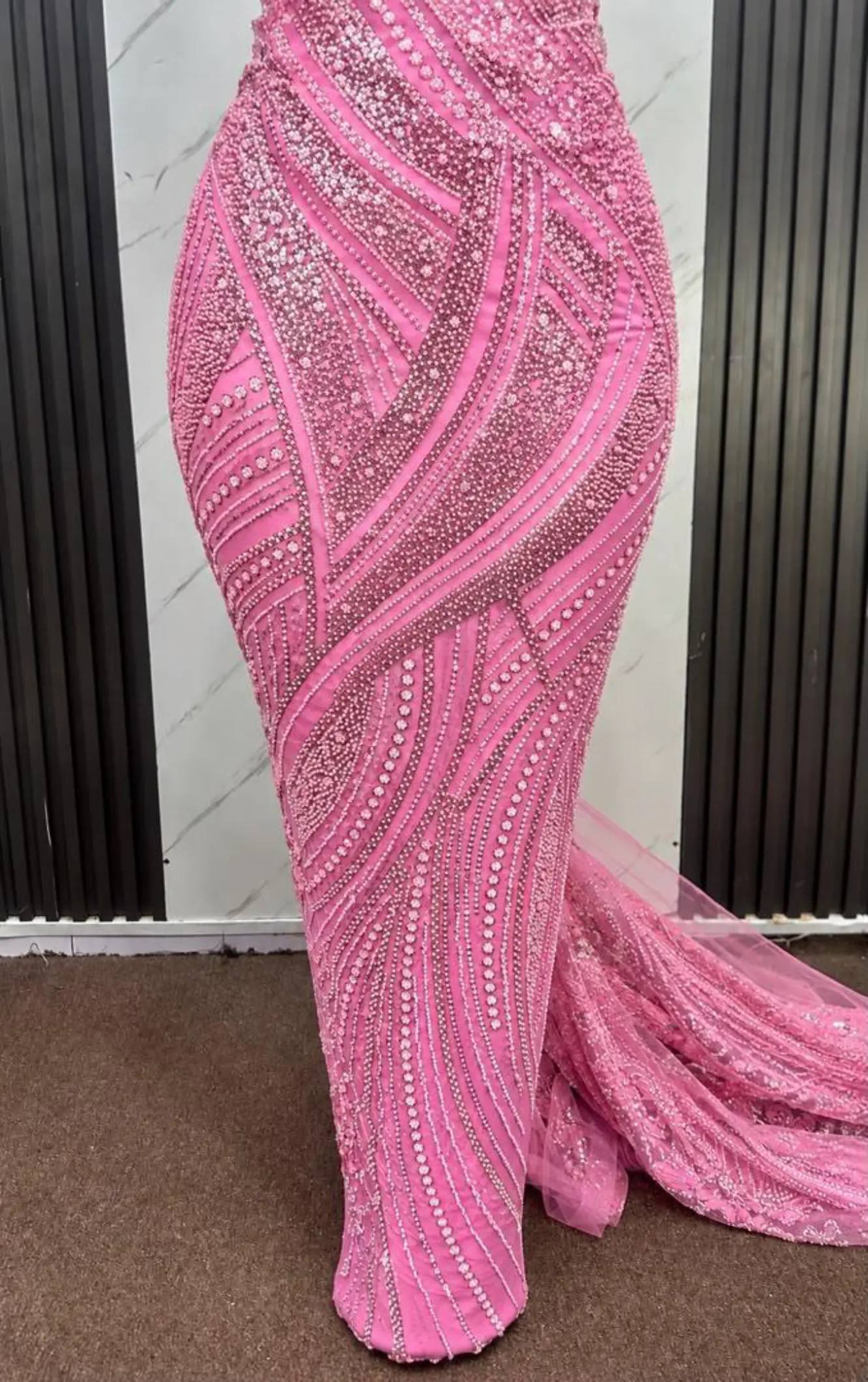 Tissu de dentelle perlée pour robes de cérémonie