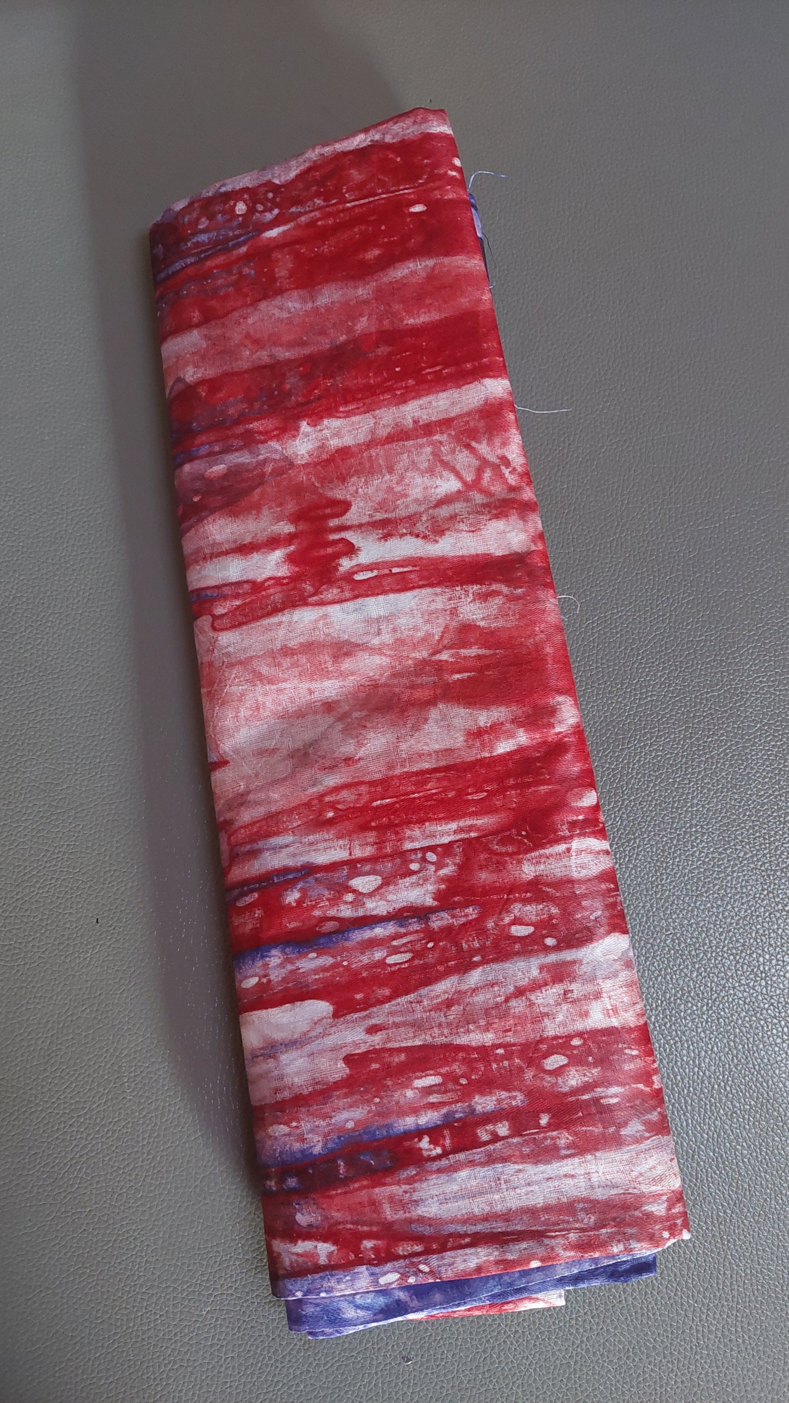 Pagne traditionnel kokodonda motif abstrait bleu et rouge