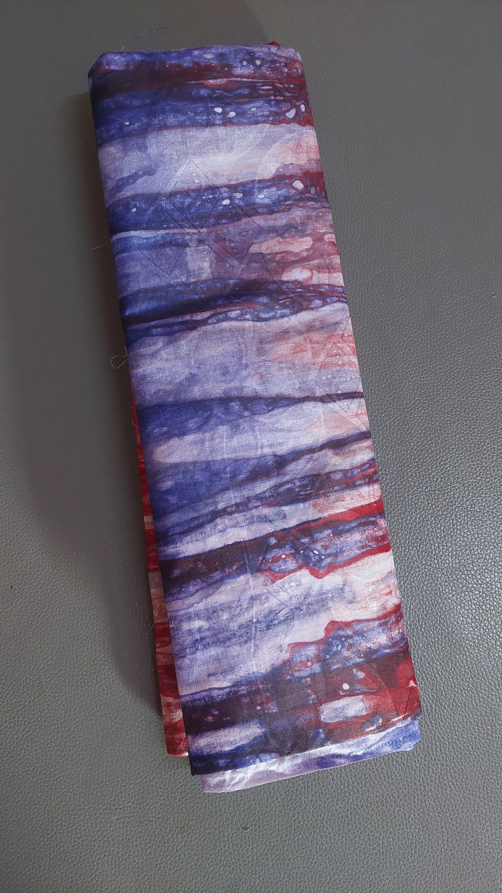 Pagne traditionnel kokodonda motif abstrait bleu et rouge