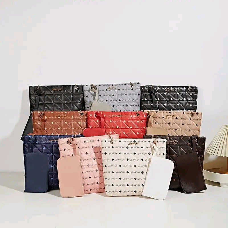 Sacs à main matelassés avec pochette assortie