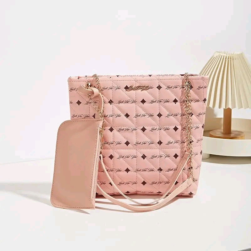 Sacs à main matelassés avec pochette assortie