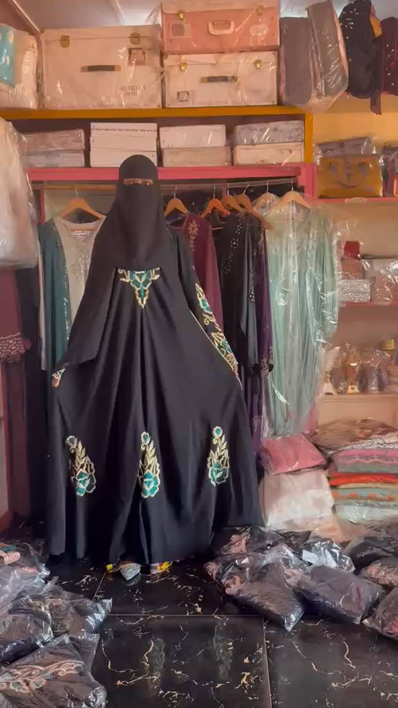Abaya noire brodée motifs verts et dorés