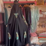 Abaya noire brodée motifs verts et dorés