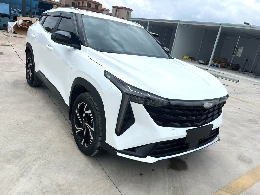 SUV blanc neuf, design moderne