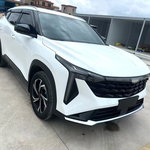 SUV blanc neuf, design moderne