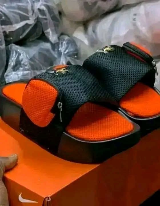 Claques Lacoste noires et oranges avec pochette