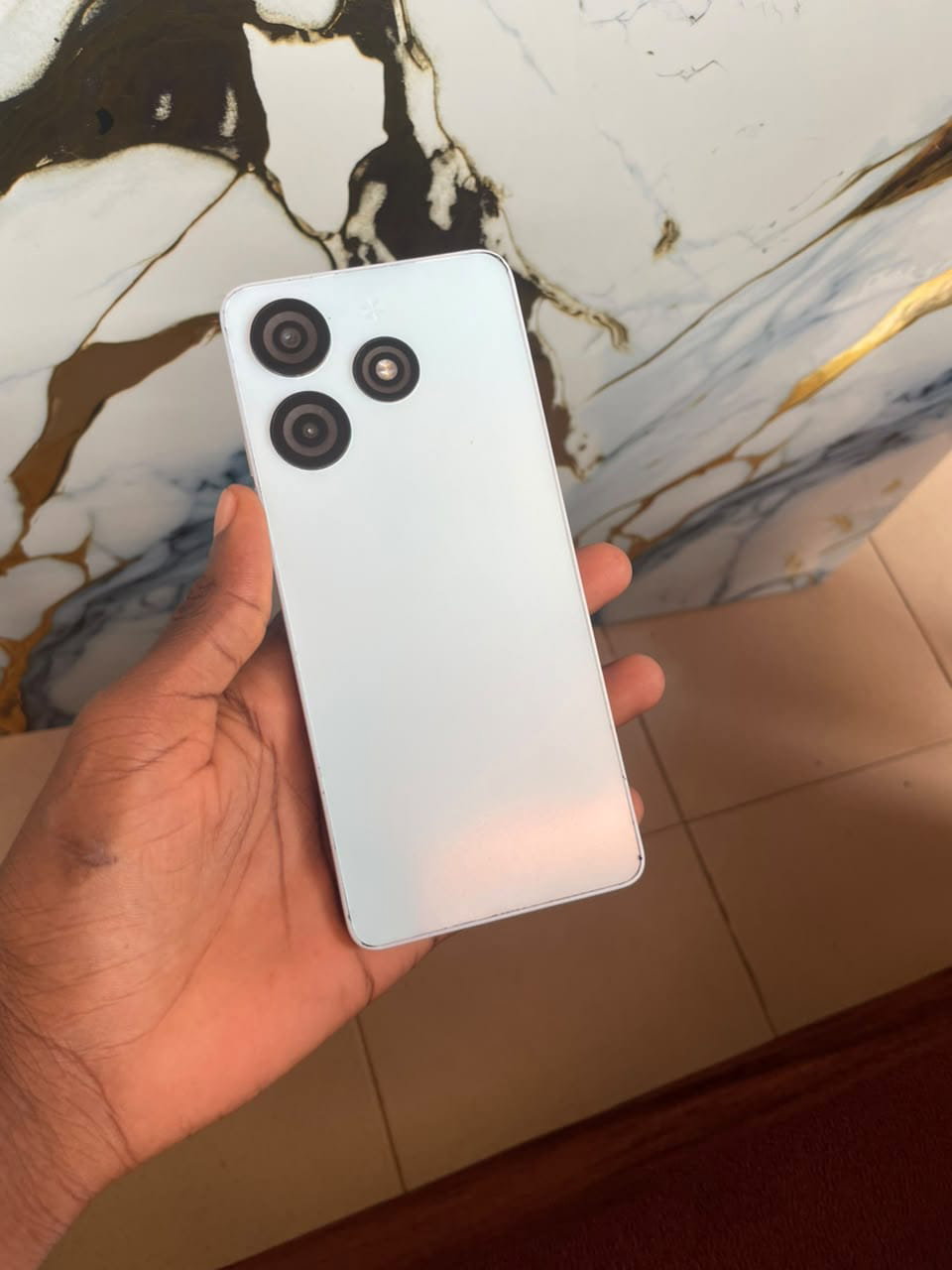 Téléphone portable Spark 10Pro blanc avec triple capteur photo