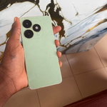 Téléphone portable Pop 8 vert clair avec triple caméra