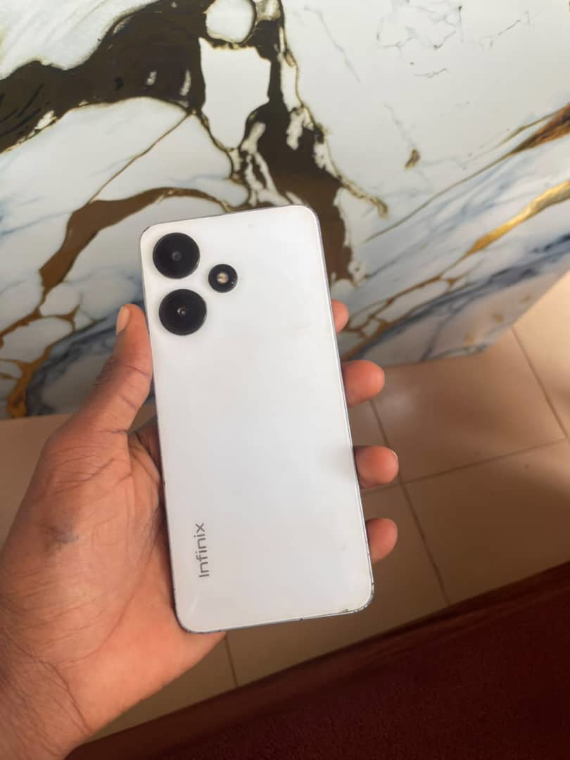 Téléphone Infinix Hot 30i blanc