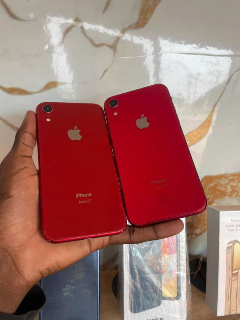 Deux iPhone XR rouges en excellent état