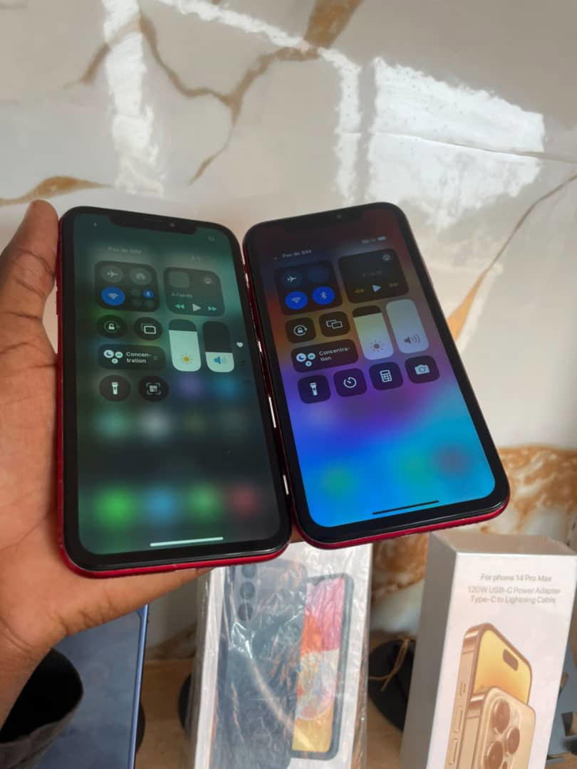 Deux iPhone XR rouges en excellent état